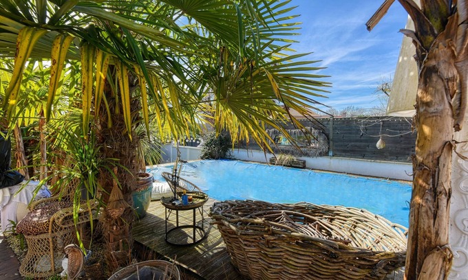 Saint-Pantaleon-de-Larche Apartamento | Villa Chat L'Heureux - appartement climatisé - piscine privée