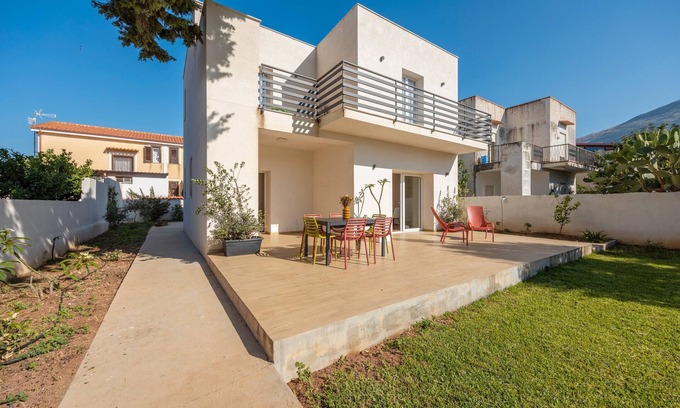 Carini Villa | Villa 'Francesca - Beach and Airport' con terraza privada, Wi-Fi y aire acondicionado