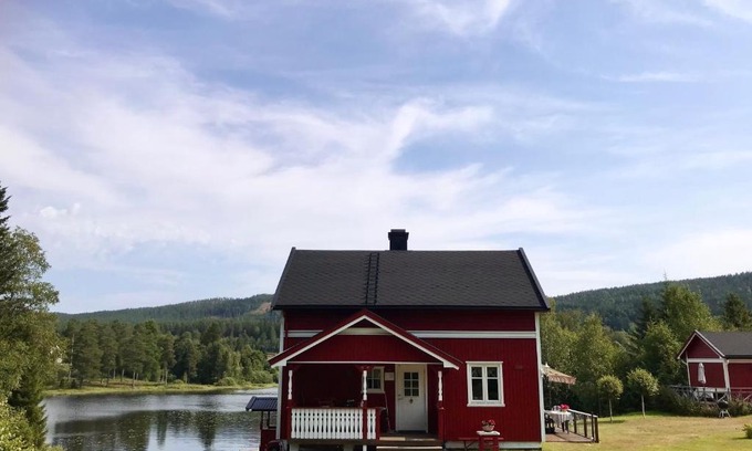 Marbacken Casa | Villa Granhede -sjöläge med badtunna, eldstad med mera