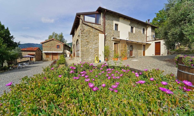 Pontremoli Villa | VILLA ILENIA 24pax, restaurante, gran piscina, WI-FI gratuito, cerca de Cinque Terre