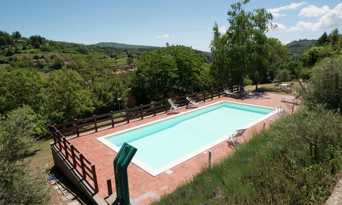 Porciano Villa | Villa en Casentino con piscina y vistas al castillo