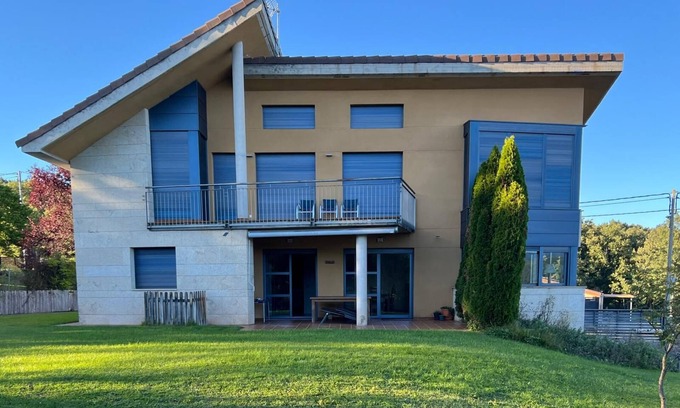 El Rasillo de Cameros Villa | Casa El Rasillo. Villa en la montaña delante de un lago.