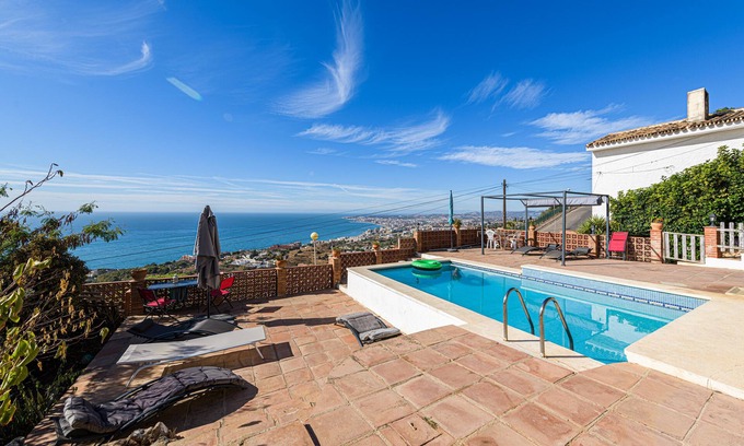 Benalmádena Villa | VILLA LA TUNA - Preciosa villa con piscina privada, vistas al mar y WiFi gratis.