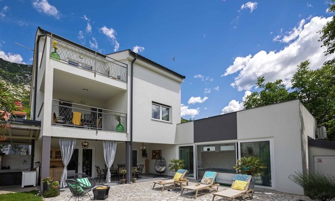 Tribalj Villa | Villa Lake & Sea - con 4 habitaciones para 8 huéspedes y piscina cubierta