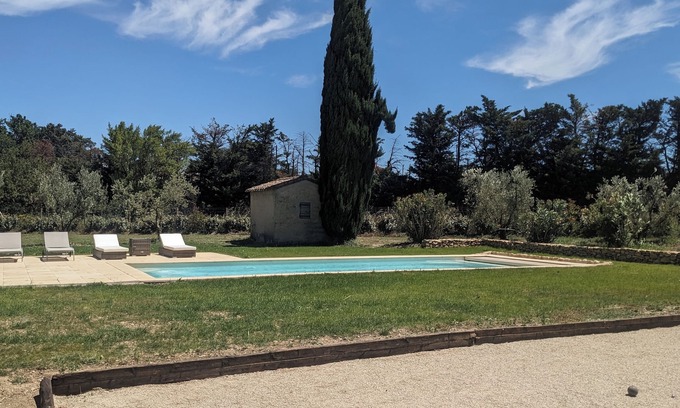 Eygalieres Villa | Villa Lou Cabanoun in Eygalières with view of the Alpilles mountains