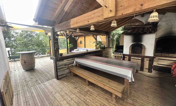 Ayherre Villa | Villa 'Maison Atypique Au Pays Basque' con vistas a la montaña, Wi-Fi y aire acondicionado