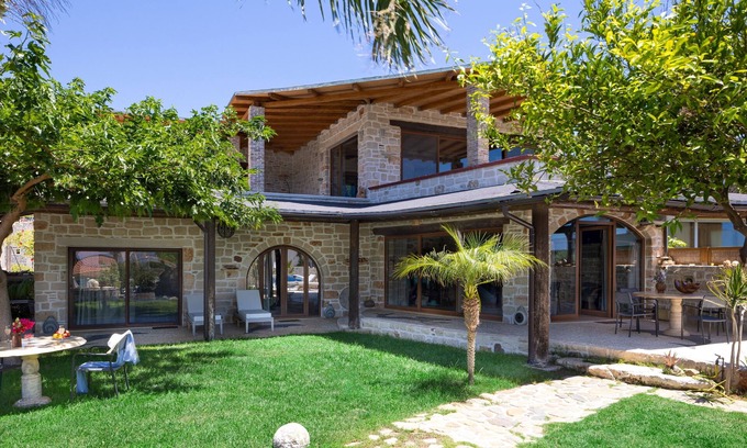 Marathi Villa | Villa Minoa con pequeña playa privada y sorprendentes vistas al mar y a la montaña