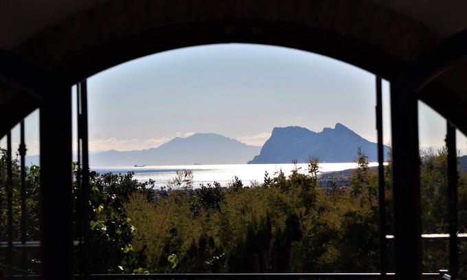 San Roque Villa | Villa cerca de Sotogrande, vistas al mar y Gibraltar, piscina privada, gran jardín
