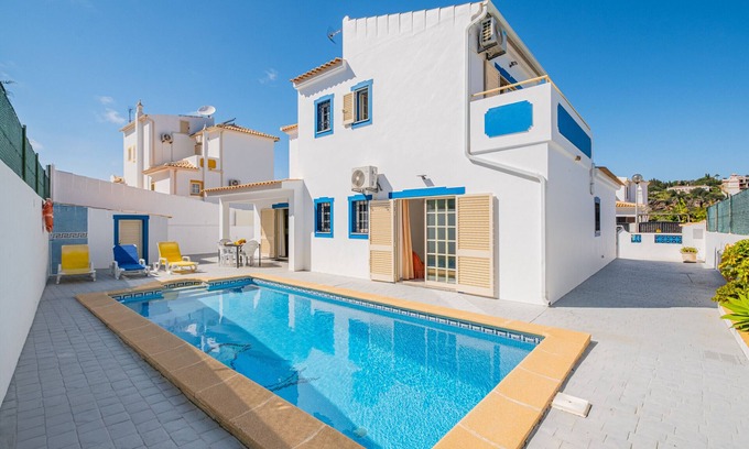 Albufeira Chalet De Esquí | Villa Nina - Marina Waves & Poolside Bliss