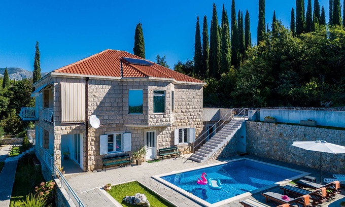 Popovici Villa | Villa Oasis Cypress - Villa de tres habitaciones con terraza y piscina