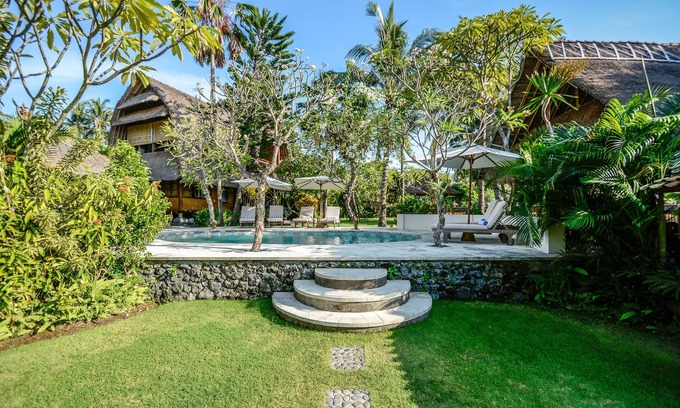 Jasri Complejo | Villa Ombak, una villa privada frente al océano.