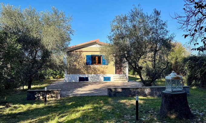 San Lorenzo Nuovo Villa | Villa on Lake Bolsena, air conditioning, large garden, pets allowed