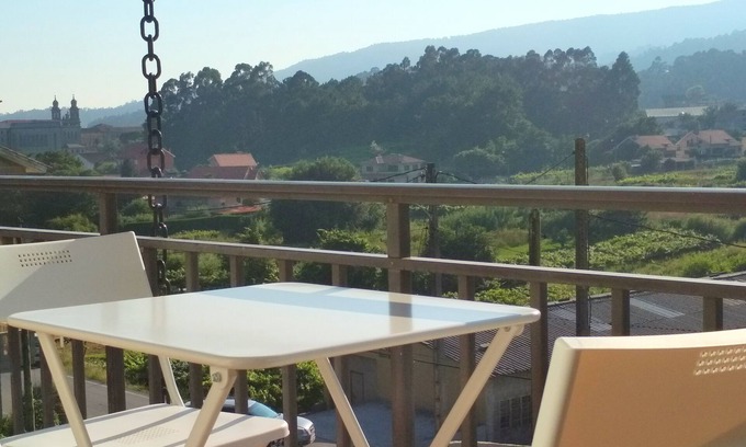 Poio Apartamento | Villa Oubiña Poio con terraza y barbacoa apar b