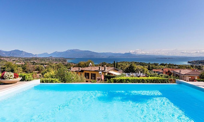 Lonato del Garda Villa | Villa Perla con piscina by Wonderful Italy