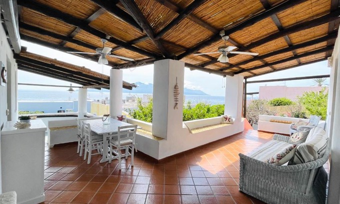 Santa Marina Salina Casa | Villa Pomelia, Villa nel corso di Santa Marina Salina a 50 mt dal mare