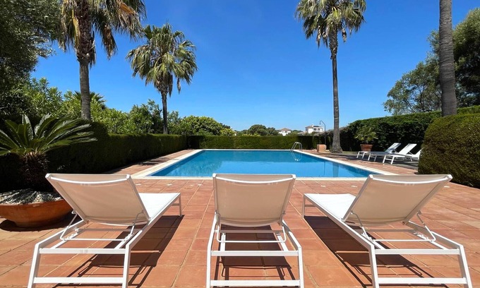 Benalup-Casas Vieja Casa | Villa Rosa con piscina, jardín y Wi-Fi