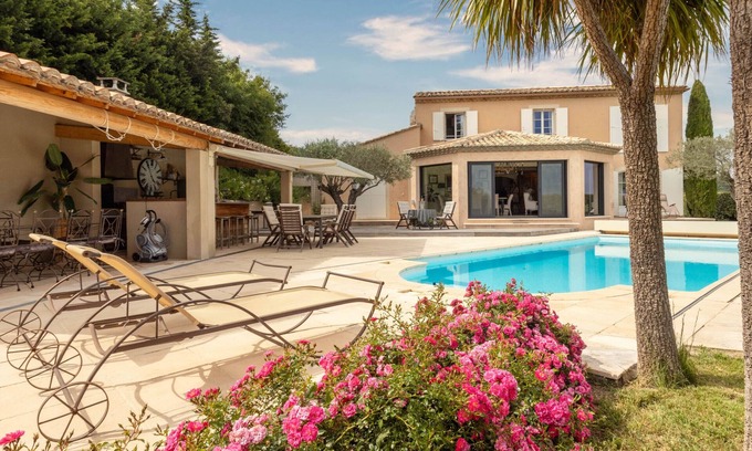 Rochefort-du-Gard Villa | Villa Rosalie, a beautiful holiday home with private pool for 6 people, located on the outskirts of the typical village of Rochefort-sur-Gard.
