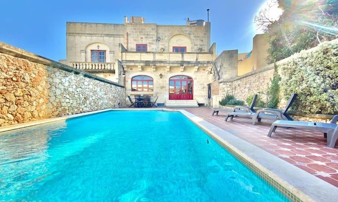 Xewkija Villa | Villa Rossa Gozo - 5 bedroom ensuite with pool & jacuzzi