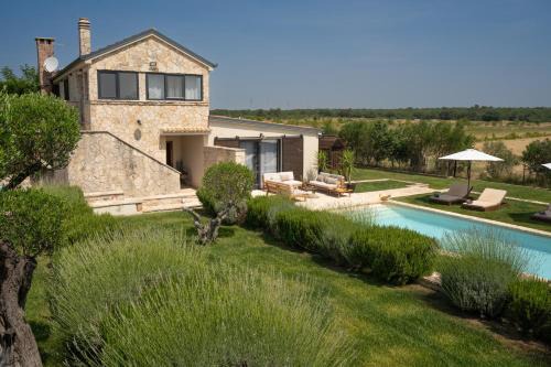 Biograd na Moru Villa | Villa Royal with heated pool