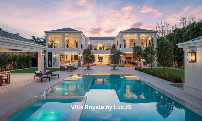 The Flats Villa | Villa Royale by LuxJB 🏆 9 BDR Mansion w Pickleball Basketball Court & Mini Golf
