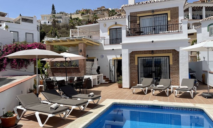Punta Lara Villa | Villa "Salida Del Sol" con vistas al mar y a la montaña, piscina climatizada y terraza