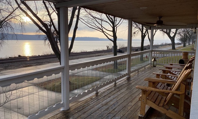 Pepin Casa | Villa Serra - Lakehouse in Pepin