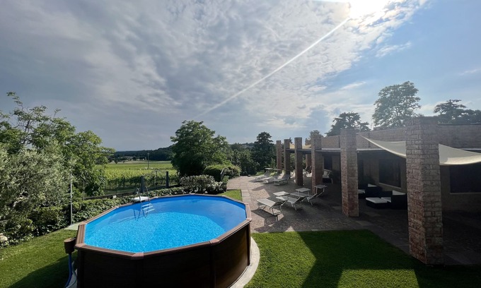 Lonato del Garda Villa | Spalitri la Villa rodeada de verdes colinas en Lonato