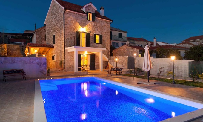 Cove Donja Krusica (Donje selo) Casa | Casa vacacional piedra con piscina