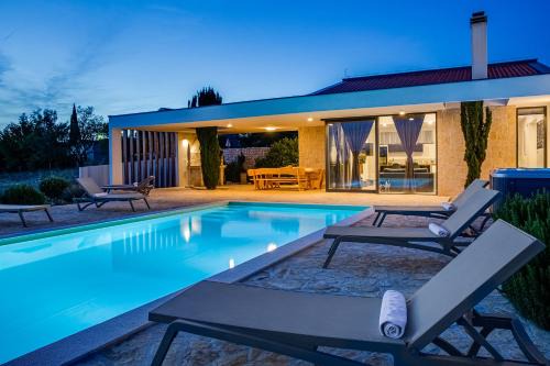 Rastevic Villa | Villa T, spacious with heated pool, hot tub & sauna