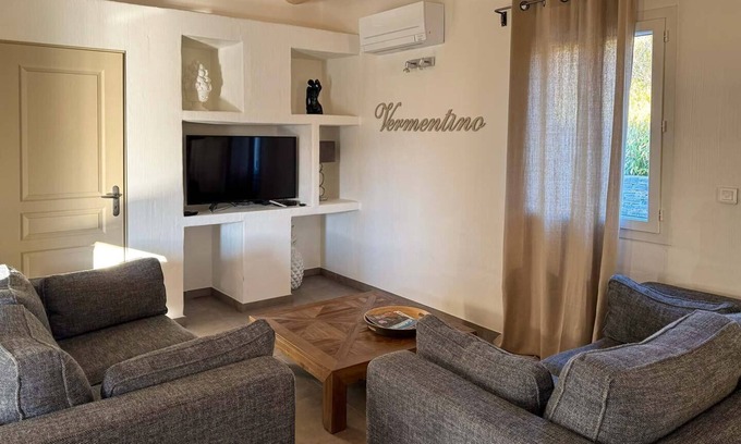 Saint-Maurice-dʼArdeche Villa | Villa-Superior-Baño privado con bañera-Vista a la Piscina