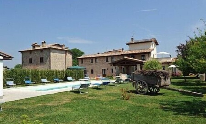 Citerna Casa | Villa Vezzosa C: Un acogedor apartamento que forma parte de una villa en el estilo característico de la campiña toscana.