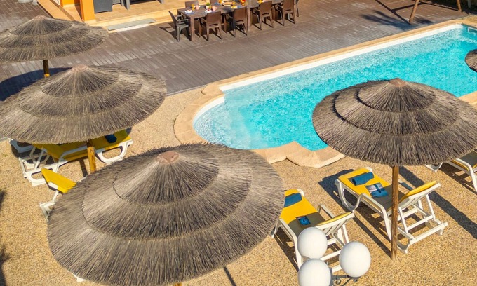 Branqueira Villa | Villa w/ heatable pool, BBQ & games room
