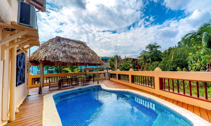Placentia Villa | Amplia villa con piscina, relajante balcón y hamaca. ¡La playa está a solo unos pasos!