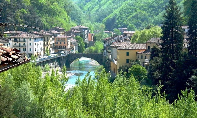 Bagni di Lucca Villa | Villa con 6 habitaciones dobles y 5 baños. Vistas al río, piscina y caminar a la ciudad