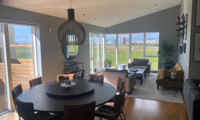 Kopavogur Apartamento | Villa with a view (golf course), hot tub and gym