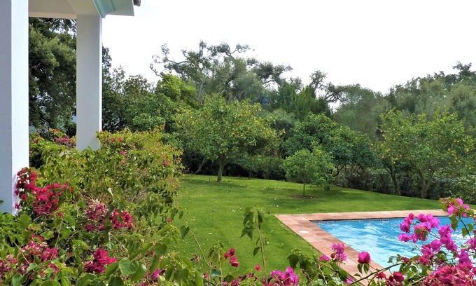 Sotogrande Casa | Chalet con precioso jardín y gran piscina a 1 km. de la playa