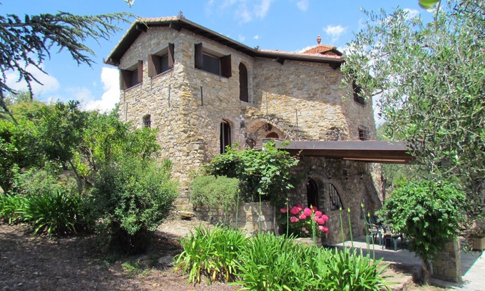 Taggia Villa | Villa con piscina en la colina de Sanremo, un oasis de tranquilidad en la naturaleza.