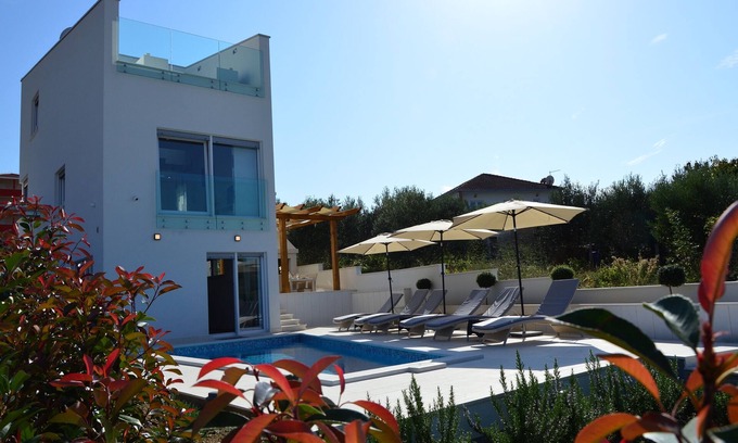Okrug Gornji Villa | 'Villa con piscina privada y vistas al mar - Villa Leona