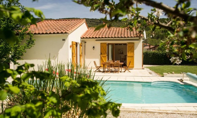 Fuilla Villa | Villa con piscina privada en el entorno del valle de montaña