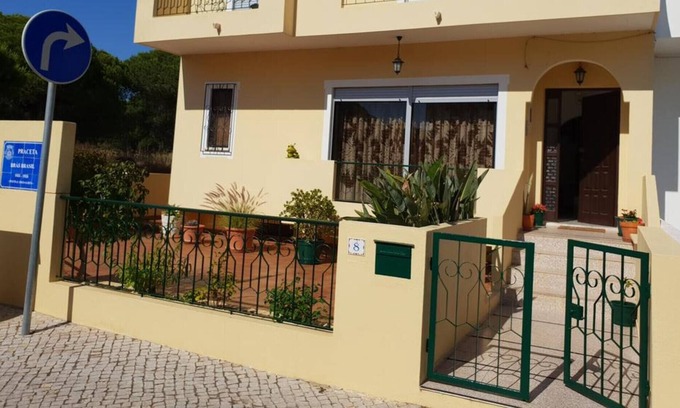 Faro Casa | Villa con terraza en Faro, by iZiBookings