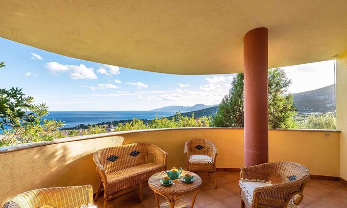 Cala Gonone Villa | Casa vacacional con terraza y aparcamiento