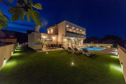 Kastel Novi Villa | Villa Zlatne NiTi with heated pool