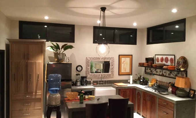 La Ventana Condominio | 400 pies a un gran lanzamiento! Unidad de lujo en planta baja.
