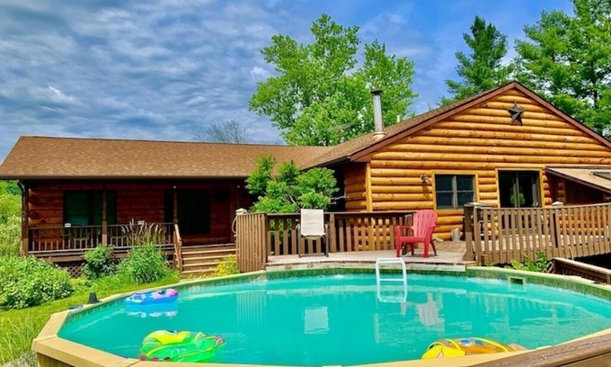 Lansing Cabina | Village Creek Lodge w/ Hot Tub, Pool, & Fishing Pond