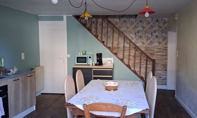 Saint-Saud-Lacoussiere Casa | Village house, enclosed courtyard.