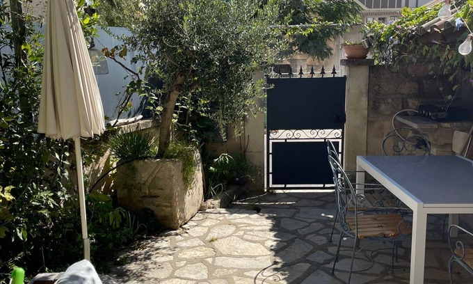 Restinclieres Casa | Casa de pueblo entre viñedos y campo occitano.