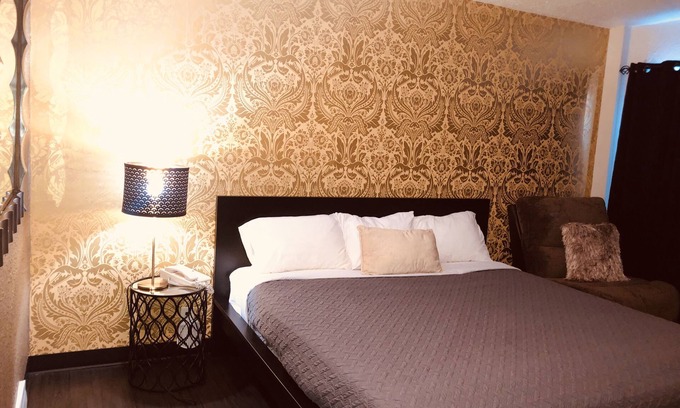 Milwaukee Hotel | Village Inn