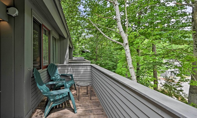 Lincoln Condominio | Village of Loon Mtn Condo w/ Fireplace & Balcony!