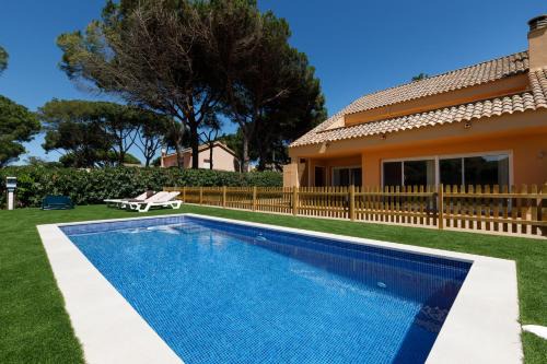 Pals Villa | Villas con piscina a 120m de la Playa de Pals by La Costa Resort