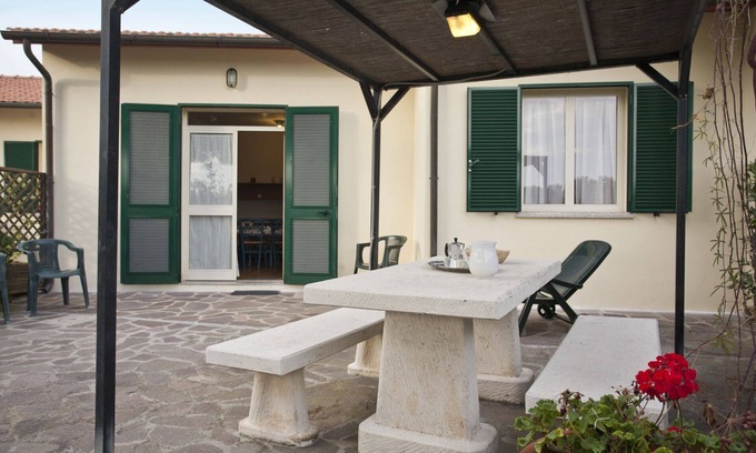Marciana Apartamento | Pequeño complejo de apartamentos verdes en una zona conveniente, cerca de Procchio y Marina di Campo